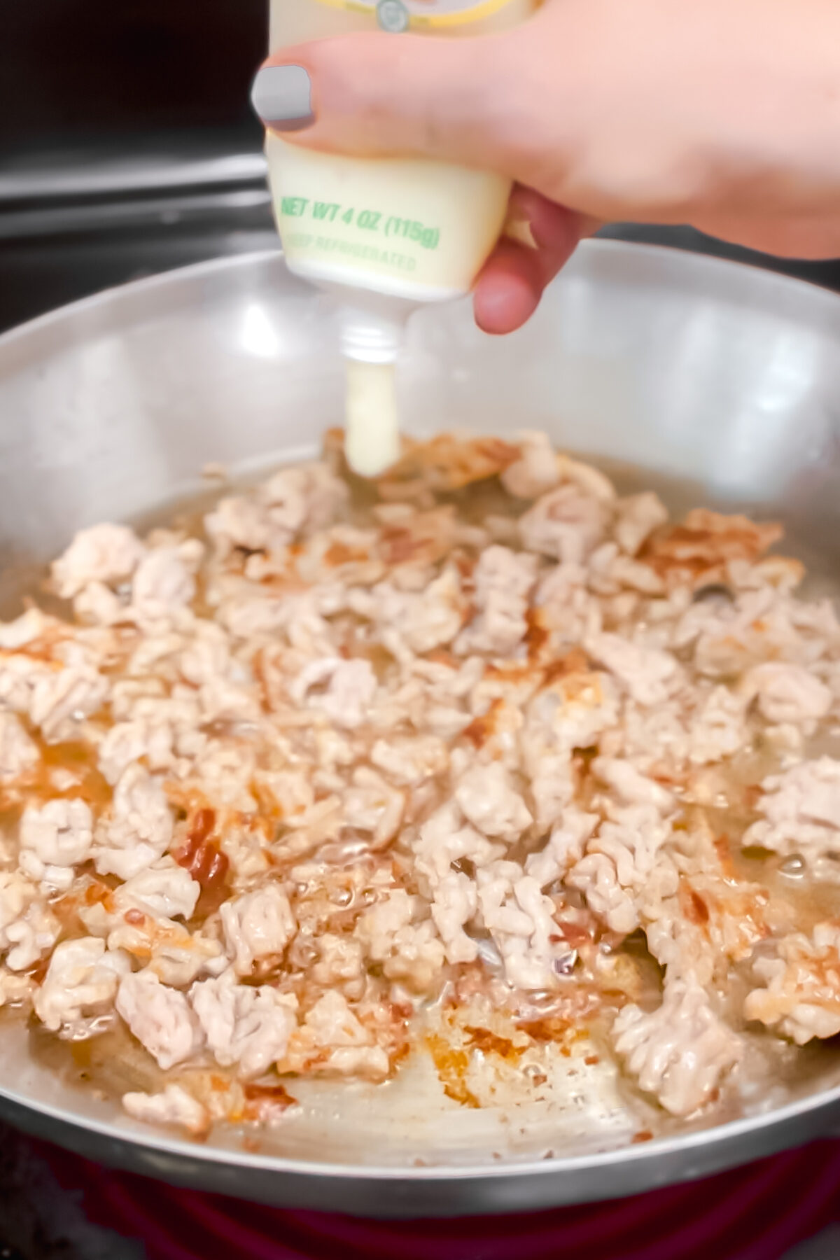 Browing sausage and seasoning with garlic.