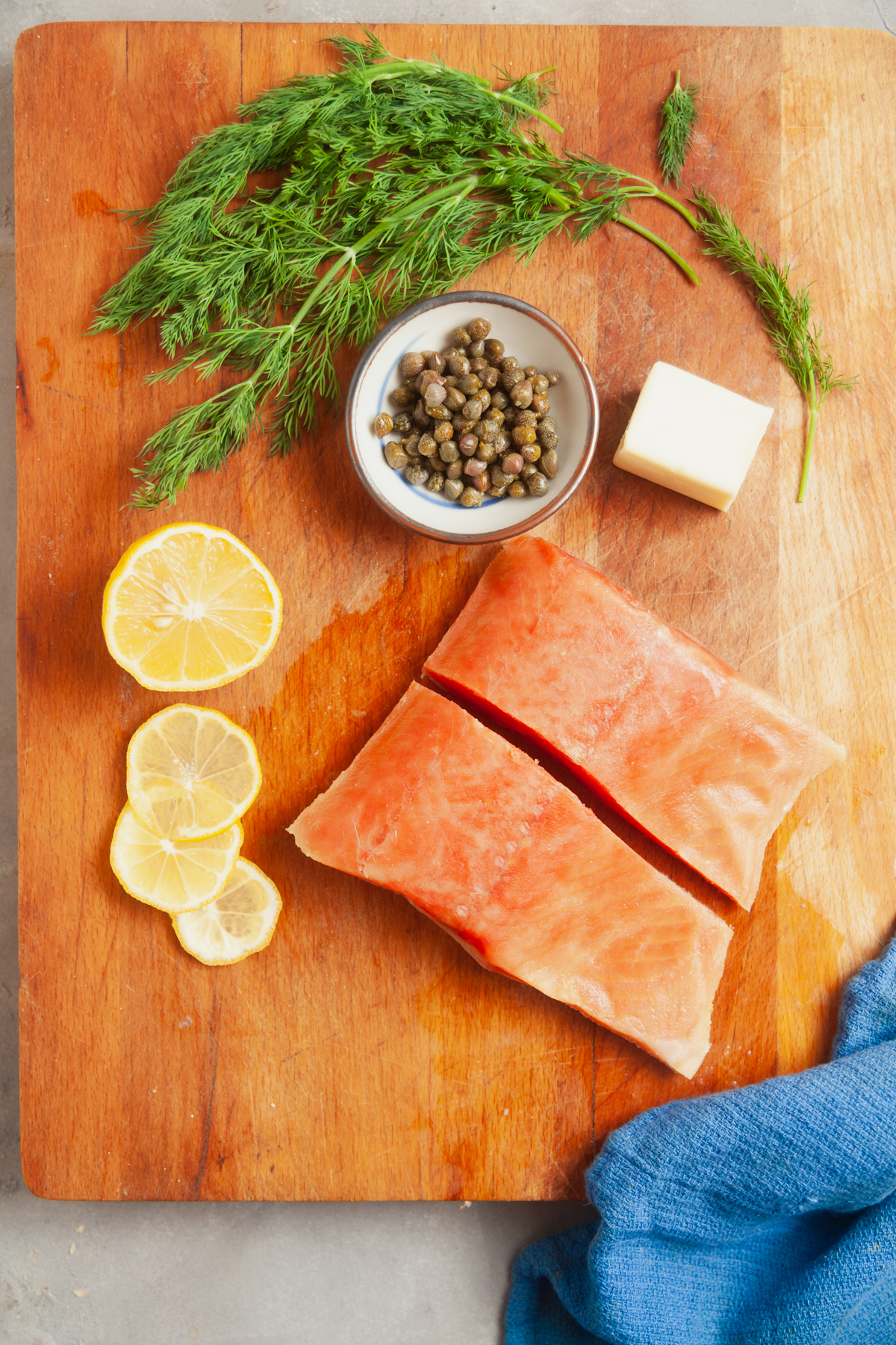 Ingredients needed to make salmon in butter and lemon sauce.